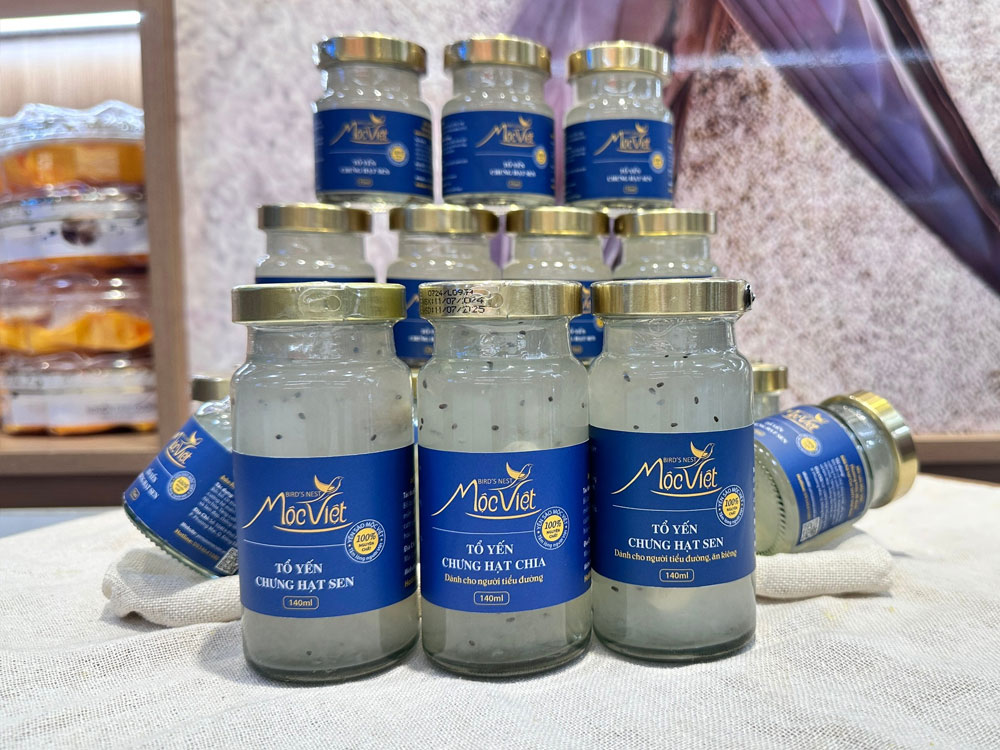 Tổ yến chưng hạt sen, hạt chia 140ml